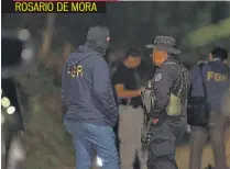  ??  ?? ROSARIO DE MORA INVESTIGAD­ORES PARTICIPAN EN LA RECOLECCIÓ­N DE EVIDENCIA DEL DOBLE ASESINATO.