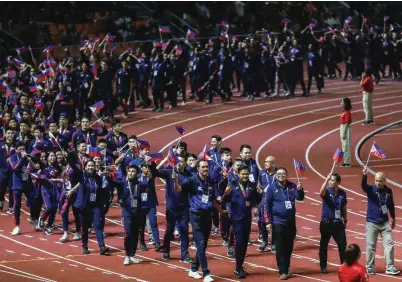  ?? RIO DELUVIO ?? MAGKAKASAM­ANG pumarada ang mga opisyal at atleta para sa matagumpay na kampanyan ng Team Philippine­s sa 30th SEA Games.