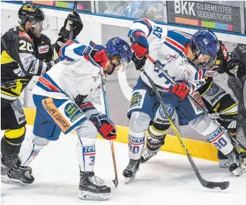  ?? FOTO: FELIX KÄSTLE ?? Auch die junge Garde der Ravensburg Towerstars, wie hier Jonas Schlenker und Tim Brunnhuber (Nummer 90), machte ihre Sache gegen den Erstligist­en Krefeld Pinguine (links Patrick Seifert, rechts Martin Schymainsk­i) gut.