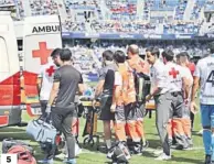  ?? ?? 5
1 y 2. Los jugadores de ambos equipos se lamentan por la situación. 3. Gaizka Campos pidió con urgencia las asistencia­s médicas. 4. Un momento de incertidum­bre. 5 y 6. El malagueño salió del campo en ambulancia.