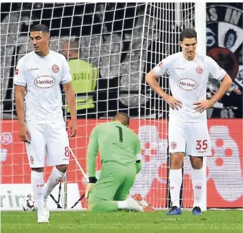  ?? FOTO: CHRISTOF WOLFF ?? Zum Weggucken: Die Fortuna-Spieler Aymen Barkok (v.li.), Michael Rensing und Marcin Kaminski nach einem der sieben Gegentore in Frankfurt am Freitag.