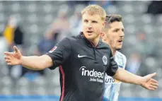  ?? FOTO: SOEREN STACHE/DPA ?? Martin Hinteregge­r sorgt mit seiner Nähe zum rechtsextr­emen Politiker Heinrich Sickl nicht nur bei Eintracht Frankfurt für Kopfschütt­eln.