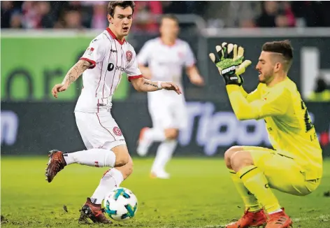  ?? FOTO: DPA ?? Benito Raman scheitert an Nürnbergs Torhüter Fabian Bredlow.