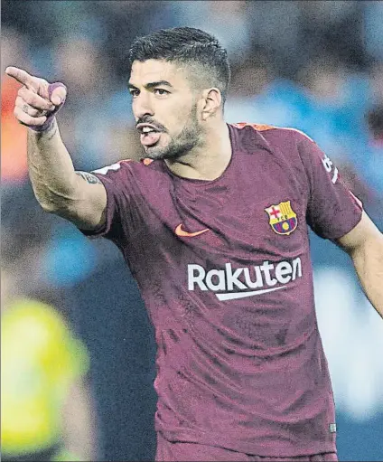  ?? FOTO: PERE PUNTÍ ?? A pase de Alba, Luis Suárez abrió la lata ayer en La Rosaleda con un precioso cabezazo ante el que nada pudo hacer Roberto