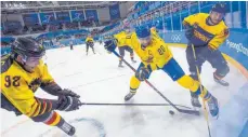  ?? FOTO: DPA ?? Marcel Noebels (links) und Frank Hordler (rechts) kämpfen mit dem Schweden Joel Lundqvist um den Puck.