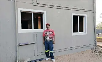  ?? SHANELL DANIEL ?? KRIEL Raman, a tenant at RJ Mansions, stands at one of the flats where windows and doors were allegedly removed with force. l