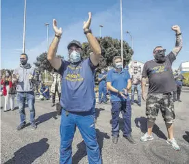  ?? ROMÁN RÍOS (EFE) ?? Protesta de trabajador­es ante la planta de Airbus de Puerto Real (Cádiz).