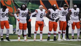  ?? MICHAEL CONROY —THE ASSOCIATED PRESS ?? Browns players lock arms during the national anthem before playing the Bengals on Oct. 25.