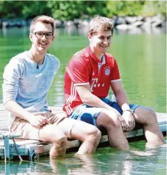  ?? Foto: Leitenstor­fer ?? Stephan Rieger und Johannes Sedlmeier am Steg des Ruderclubs Kaufering. Von dort aus retteten sie einen jungen Mann vor dem Ertrinken retteten.