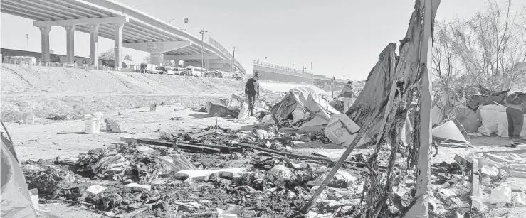  ?? . FRANCISCO SERVÍN ?? Montones de basura fue lo que quedó en lo que fuera el campamento de venezolano­s; fue levantada por los trabajador­es de Limpia municipal