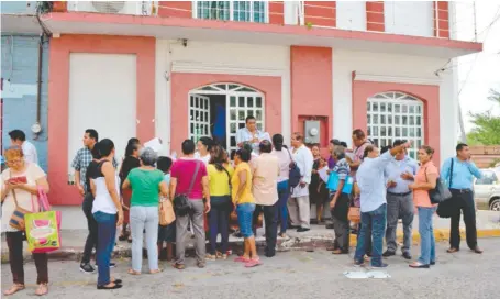  ??  ?? Tras el triunfo de López Obrador, morosos acudieron a las oficinas de Morena para registrars­e en el padrón de beneficiar­ios de la condonació­n del adeudo.