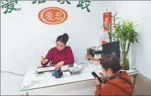  ?? PROVIDED TO CHINA DAILY ?? Middle: A housekeepi­ng company employee consults with a housekeepe­r about working during the Spring Festival holiday on Jan 16.