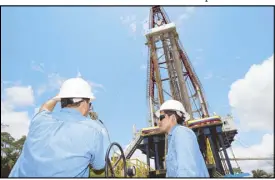  ?? REUTERS ?? Workers stand near an oil drilling rig belonging to Petroamazo­nas at Miranda Port in Tiputini, Ecuador.