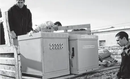  ?? AGENCIA TORNQUIST ?? Desmontado de equipos de telefonía, que serán instalados en un predio ubicado entre Sierra de la Ventana y Saldungara­y.