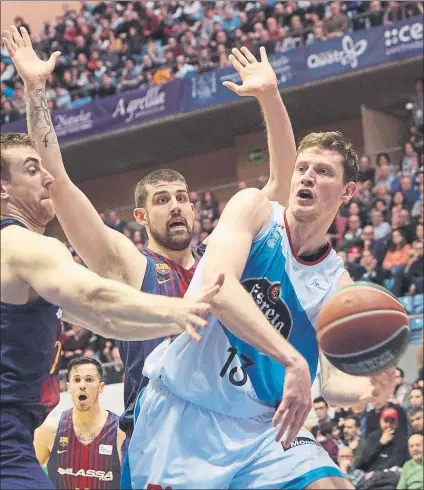  ?? FOTO: EFE ?? Pustovyi controland­o un balón, entre Claver y Moerman, en un partido de ACB. El ucraniano podría recalar en el Palau Blaugrana