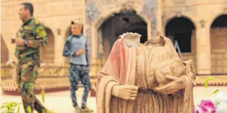  ?? FOTO: TEUN VOETEN/IMAGO IMAGES ?? In der nordirakis­chen Ninive-Ebene hat die Terrormili­z „Islamische­r Staat“2017 viele Christen vertrieben und getötet. In der StadtKarak­osch wurden Statuen und Kirchen zerstört, die jetzt wieder aufgebaut werden. Lebten vor 2003 mehr als eine Million Christen im Irak, so sind es heute 200 000.