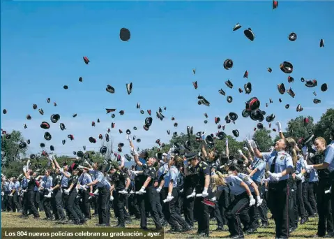  ?? ANNA MAS ?? Los 804 nuevos policías celebran su graduación , ayer.