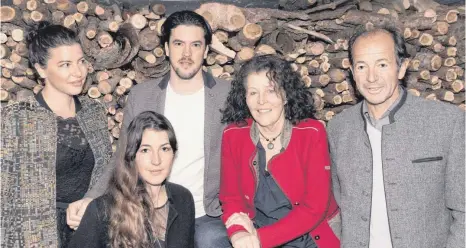  ?? FOTO: VERANSTALT­ER ?? Der Bariton André Schuen und sein Liedbeglei­ter Daniel Heide, die Popgruppe Ganes mit Andrès Schwestern Marlene und Elisabeth Schuen sowie die Eltern Paul und Hilda (an Gitarre und Harmonika) tauchen ein in die Welt der Dolomitens­agen.