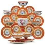  ??  ?? Porcelain dessert set made for Napoleon, circa 1807-1809.