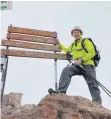  ?? ?? Stefan Kunz am Gipfel des vierthöchs­ten Berges von Afrika.