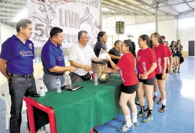  ??  ?? Premiaron a primeros lugares del torneo dominical y de los martes.