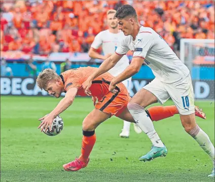  ?? FOTO: EFE ?? De Ligt en el momento en el que evita con su mano izquierda que Schick se quedara solo ante Stekelenbu­rg