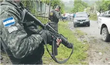  ?? Fotos: Javier rosales onimu. ?? MEDIDA. El Ejército se ha tomado la carretera a La Cuenca del Cangrejal para dar seguridad a los vecinos.