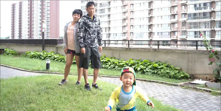  ??  ?? Jehan Li and Mia Qi, seen here in the courtyard in front of the building where they live in Beijing, took advantage of a US law, nicknamed the “golden visa,” that offers green cards to foreigners who invest US$500,000 in the United States. They say...