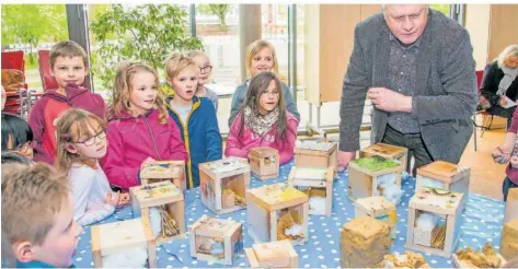  ?? FOTO: MICHAEL HASSDENTEU­FEL ?? Die Stadt St. Ingbert bietet auch in diesem Jahr ein Spiel- und Bastelange­bot für die Osterferie­n an.