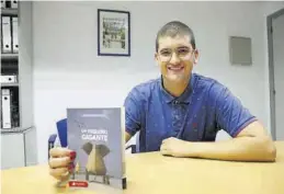  ??  ?? Adrián Campos muestra su libro, ‘Un pequeño gigante’. ((