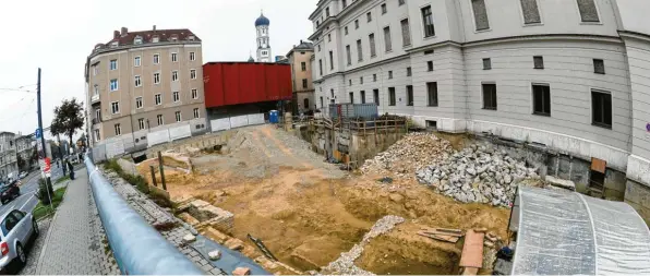  ?? Foto: Silvio Wyszengrad ?? Auf der Theaterbau­stelle wurden Reste der alten Stadtmauer gefunden. Sie zu erhalten, könnte fünf Millionen Euro kosten.