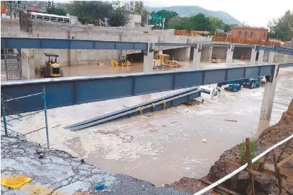  ??  ?? Las obras del Metrobús resultaron inundadas tras la lluvia registrada ayer en la Zona Metropolit­ana.