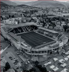  ??  ?? Col drone Città Alta vista da via Fara e il Gewiss Stadium (dal libro di Alex Persico)