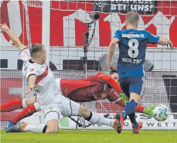  ?? FOTO: IMAGO ?? Da kam selbst Holger Badstuber zu spät: Lewis Holtby trifft für den HSV zum 1:0.