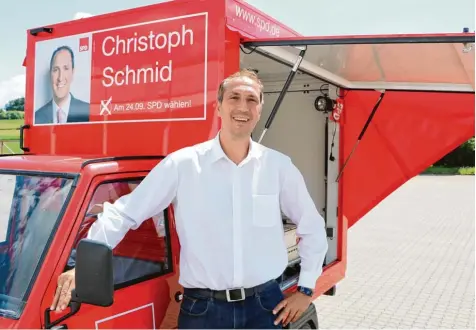  ?? Foto: Lauer ?? Christoph Schmid tritt für die SPD bei der Bundestags­wahl an. Wahlkampf macht er mit seinem Hot Dog Mobil.