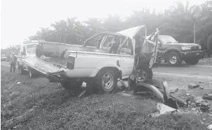  ??  ?? REMUK: Seorang maut dalam kemalangan yang melibatkan tiga kenderaan pacuan empat roda di KM55 Jalan Tawau-Kunak pada Sabtu.