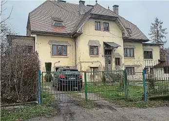  ?? Foto: Václav Janouš, MAFRA ?? Za byt a stravu V tomto domě na okraji České Kamenice v Lužické ulici pobývala řada bezdomovců, kteří za svou práci místo peněz dostávali jídlo a postel.