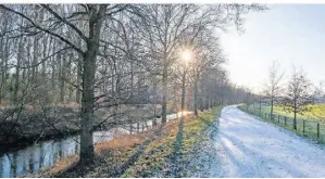  ?? FOTO: PFARR ?? Das Regenrückh­altebecken in Bonnenbroi­ch-Geneicken (rechts im Bild) ist derzeit nicht gefüllt, die Niers (links) führt eine normale Menge Wasser.