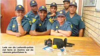  ??  ?? Lede van die Ladismith-polisie met items en dwelms wat die vakansie gekonfiske­er is.