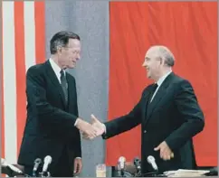  ?? Peter Turnley Corbis/VCG ?? ‘YEARS OF TREMENDOUS CHANGES’ Bush greets Soviet leader Mikhail Gorbachev at the conclusion of a news conference at the 1991 peace summit in Moscow.