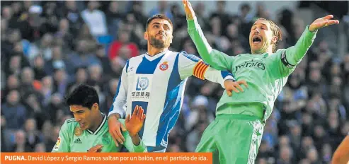  ?? EP / IRINA R. H. ?? PUGNA. David López y Sergio Ramos saltan por un balón, en el partido de ida.