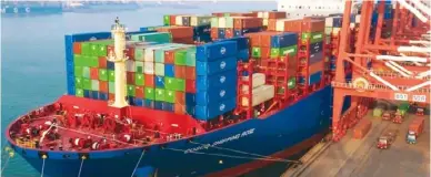  ??  ?? 中美貿易戰升級，外界揣測中國是否會取­消購買美國產品，至少有十艘散裝貨輪正­開往中國的港口。圖為山東省青島港。（美聯社）