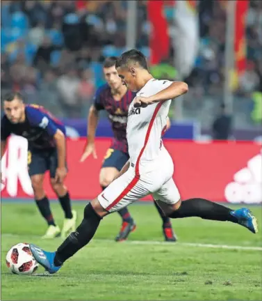  ??  ?? MAL RECUERDO. Ben Yedder lanza el penalti que Ter Stegen detuvo en la Supercopa de España.