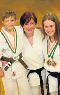  ?? Dominic Salter ?? ●●Jennie and Daniel Trow with mum Paula Trow, who is herself a black belt