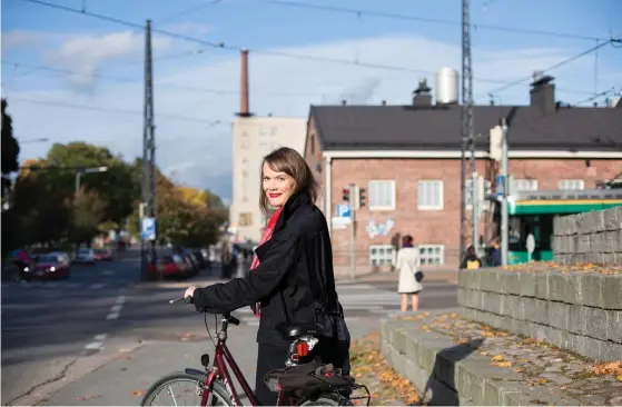  ?? FOTO: LEHTIKUVA / ANNI KOPONEN ?? DELEGATION­SLEDARE. Kaisa Hernberg är en andra generation­ens grön profil. Hon blev invald i Helsingfor­s stadsfullm­äktige i våras, 20 år efter att hennes mor Satu Hassi blev partiordfö­rande.