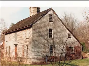  ?? Museum of Darien Archives / Contribute­d photo ?? The Pond Weed House, also known as “The House Under the Hill,” is one of Darien’s oldest homes. This 1970s photo accompanie­s its listing on the The Nationally Register of Historic Places.