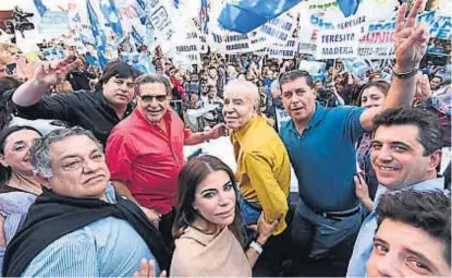  ?? (TWITTER) ?? En La Rioja. Una multitud se concentró para respaldar a Menem. El gobernador Sergio Casas (de azul) y su antecesor, Luis Beder Herrera (de rojo), flanquearo­n al expresiden­te y repudiaron el fallo.