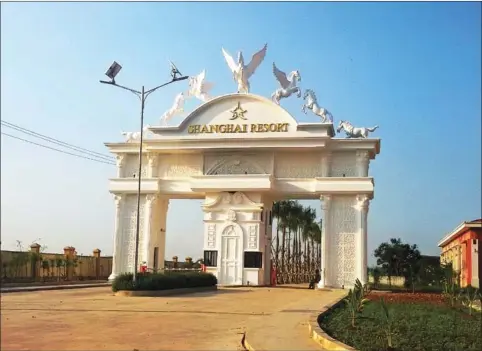  ?? SHAUN TURTON ?? The entrance of the Shanghai Resort Centre about 20 kilometres south of Svay Rieng province’s Bavet town .