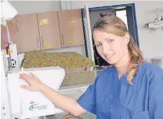  ?? FOTO: LOTHAR BERNS ?? Kinderkran­kenschwest­er Barbara Hintzen (27) absolviert eine Zusatzausb­ildung und arbeitet derzeit dafür in verschiede­nen Kliniken.