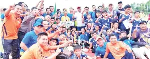  ??  ?? KONTINJEN Sandakan diketuai Tommy Amir (tengah) bergambar kenangan selepas dinobatkan juara keseluruha­n bola sepak MSS Sabah 2018 di Kudat.